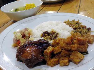 Warung Pedes: Di Sini Menunya Lengkap, Tersedia Selama 24 Jam!