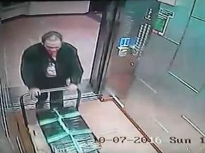 Begini Penampakan Calvin Saat Membawa Boks Berisi Mayat Farah Nikmah Begini Penampakan Calvin Saat Membawa Boks Berisi Mayat Farah Nikmah