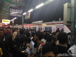 Begini Penumpukan Penumpang di Stasiun Manggarai dan Duri Akibat KRL Gangguan