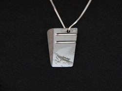 Ini Liontin yang Bukan Terbuat dari Emas Tapi Pedang Sungguhan