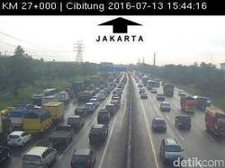 2 Mobil Tabrakan di KM 14, Tol Cikampek ke Jakarta Macet Panjang