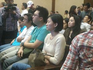 Rekaman CCTV Diputar di Pengadilan, Kembaran Mirna Menangis