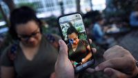 Penampakan Orang Keranjingan Berburu Pokemon