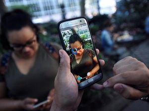 Penampakan Orang Keranjingan Berburu Pokemon