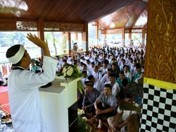 Bupati Dedi ke 603 Calhaj asal Purwakarta: Tolong Saling Bantu Sesama Jemaah