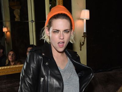 Gaya Boyish Kristen Stewart Berjaket Kulit dan Celana Robek