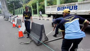 Jalan Lapangan Tembak Dipasangi Pembatas