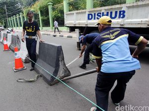 Jalan Lapangan Tembak Dipasangi Pembatas