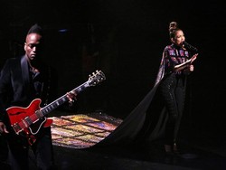 Jubah 6 Meter Jennifer Lopez yang Dilukis Tangan & Berhias 10.000 Swarovski