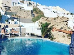 Visa Suami Ditolak, Perempuan Pakistan ini Bulan Madu Sendiri di Yunani