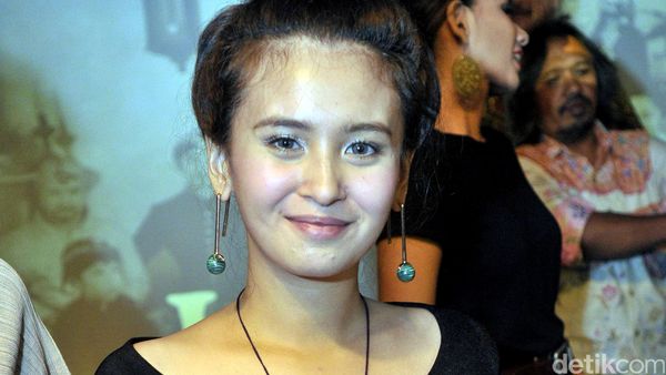 Stylish dengan Kain ala Ayushita