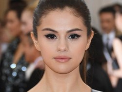 10 Penampilan Makeup dan Rambut Terbaik Selena Gomez