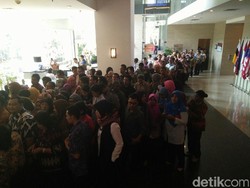 Bareng Istri dan Anak, Mendag Lembong Salami Ratusan PNS Kemendag