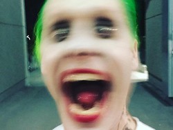 Jared Leto Pamer Senyum Sinis Mengerikan Sosok Joker