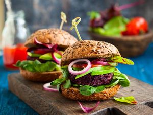Mau Buat Burger Sehat dan Enak? Lakukan 5 Trik Ini Mau Buat Burger Sehat dan Enak? Lakukan 5 Trik Ini
