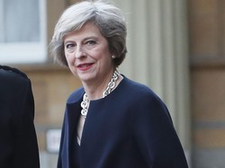 Foto: PM Inggris Theresa May Tampil Stylish di Hari Pertama Kerja