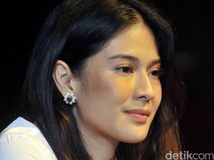 Dian Sastro Baca Buku, Kliping Koran hingga Nyekar ke Makam untuk Kartini