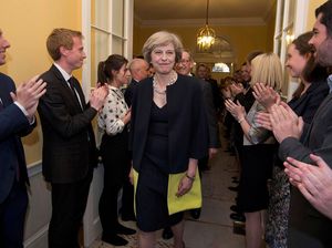 Theresa May Didesak Segera Mulai Proses Keluarnya Inggris dari Uni Eropa Theresa May Didesak Segera Mulai Proses Keluarnya Inggris dari Uni Eropa
