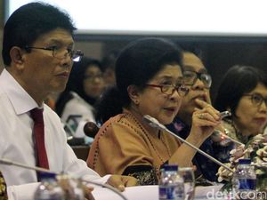 Mantan Menkes Sarankan Anak-anak Tak Cium Tangan untuk Cegah Corona Mantan Menkes Sarankan Anak-anak Tak Cium Tangan untuk Cegah Corona
