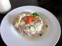 Siang Ini Enaknya Menyantap Carbonara Rice yang Pulen Gurih