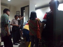 Orang Tua Bayi Korban Vaksin Palsu Cekcok dengan Satpam RS Harapan Bunda