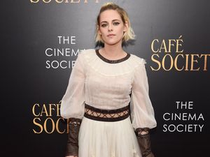 Tinggalkan Gaya Punk, Kristen Stewart Tampil ala Wanita Era Victorian
