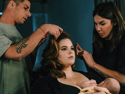 Seperti Gisele Bundchen, Model Plus Size Pamer Foto Menyusui Sambil Makeup