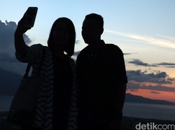 6 Tips Menghemat Baterai HP Saat Traveling