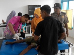 Foto-foto 2 Bocah yang Bertarung Melawan Buaya saat Diperiksa Tim Medis