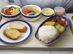 Maskapai Mana yang Punya Makanan Kelas Ekonomi Terbaik di Dunia?