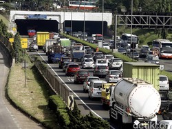 Jelang Long Weekend, Tol Pasar Rebo ke Cikunir Juga Macet Parah