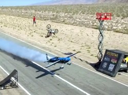 Aksi Menantang Maut, Freestyler Motocross Salto di Atas Pesawat