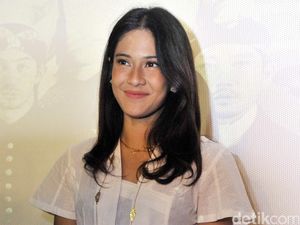 Dian Sastro Cantik Berkebaya