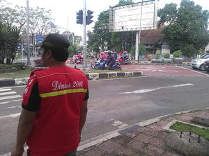 Begini Cara Pasukan Rompi Merah Halau Pengemis di Bandung