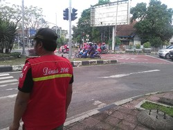 Begini Cara Pasukan Rompi Merah Halau Pengemis di Bandung
