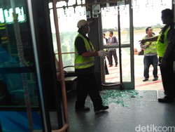 Lori Pembawa Bagasi Tabrak Bus Penumpang di Bandara Ngurah Rai