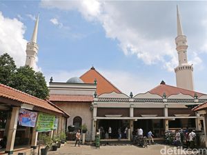 Jelang Lebaran, Peziarah Ramaikan Masjid Luar Batang