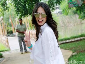Aih, Luna Maya Berseri-seri Banget!
