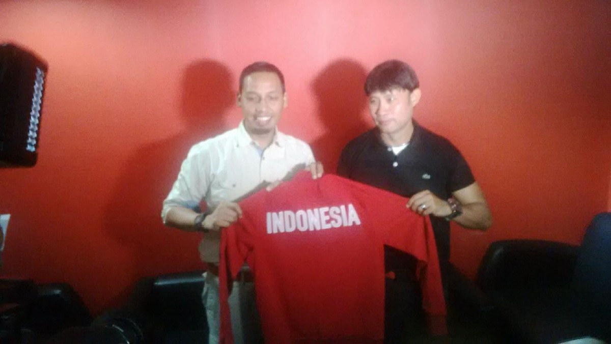 Foto: Eduard Tjong ketika diresmikan sebagai pelatih timnas Indonesia U-19. (detikSport/Amel)
