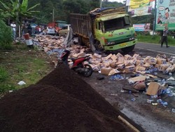 Truk Bawa Air Mineral Tabrak dua Motor di Gentong, Satu Orang Meninggal Dunia