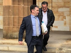 Terima iPad Saat Aktif, Pensiunan PNS Australia Selatan Dihukum Percobaan