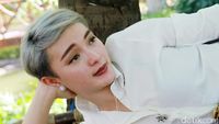 Zaskia Gotik Kini Berambut Abu-abu, Yay or Nay?