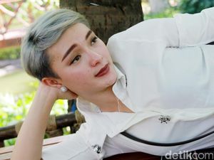 Zaskia Gotik Kini Berambut Abu-abu, Yay or Nay?