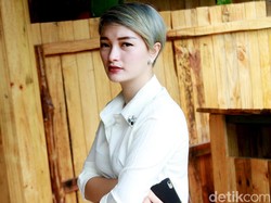 Zaskia Gotik Puas dan Pede dengan Rambut Pendek