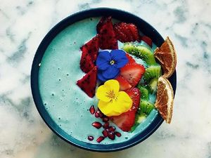 Sluurp! Latte Berwarna Biru Terang Ini Sedang Digemari Banyak Orang