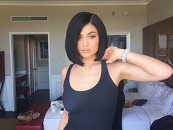 Sukses Berjualan Online, Kylie Jenner Ingin Buka Toko Kosmetik