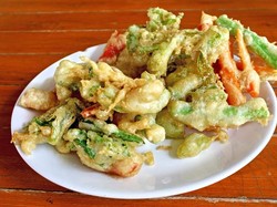Ikuti Langkah Ini untuk Membuat Tempura Sayuran yang Krenyes Gurih