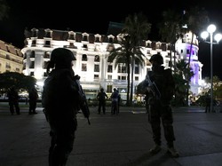 Warga Panik dan Puing Beterbangan Saat Truk Tabrak Kerumunan Orang di Nice