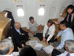 Isu Strategis Indonesia Dibahas JK Sambil Lesehan di Pesawat Kepresidenan