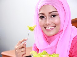 5 Bahan Alami untuk Perawatan Rambut Wanita Berhijab